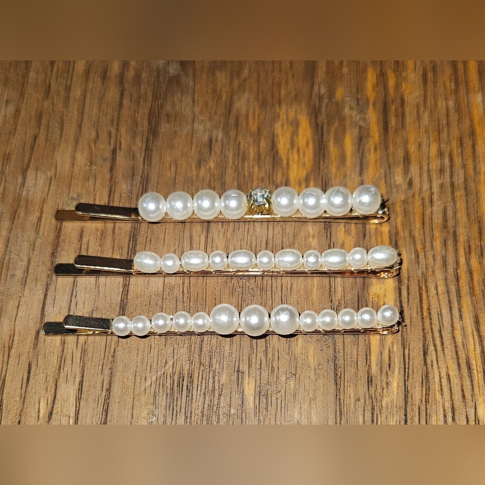 Set Of 3 Faux Pearl Hair Clips In A Gold Setting BNIB